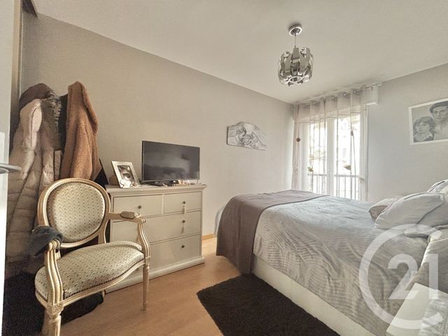 Appartement F3 à vendre - 3 pièces - 71.7 m2 - THIAIS - 94 - ILE-DE-FRANCE - Century 21 L'Athégienne