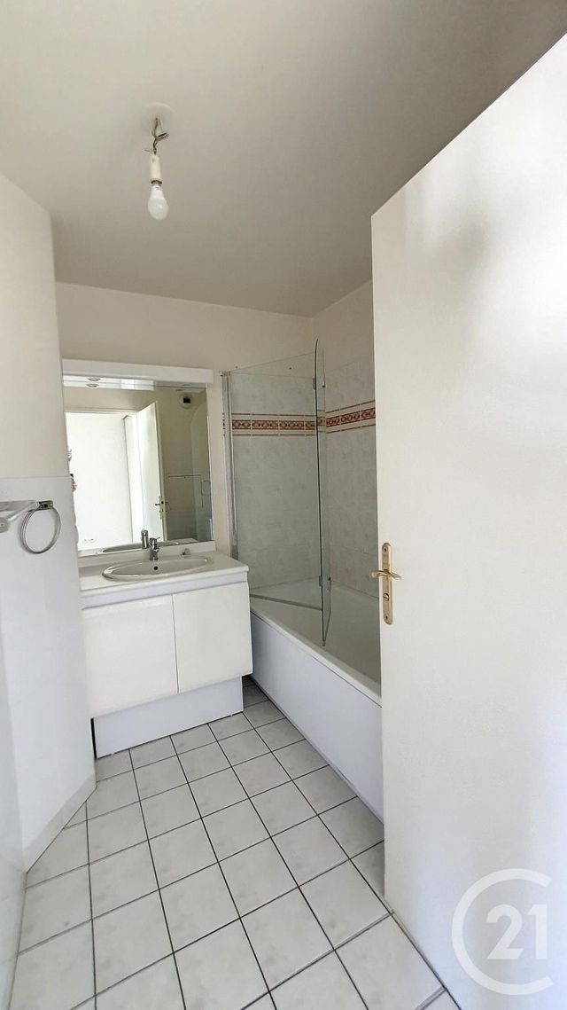 Appartement à vendre - 2 pièces - 42.5 m2 - VIRY CHATILLON - 91 - ILE-DE-FRANCE - Century 21 L'Athégienne